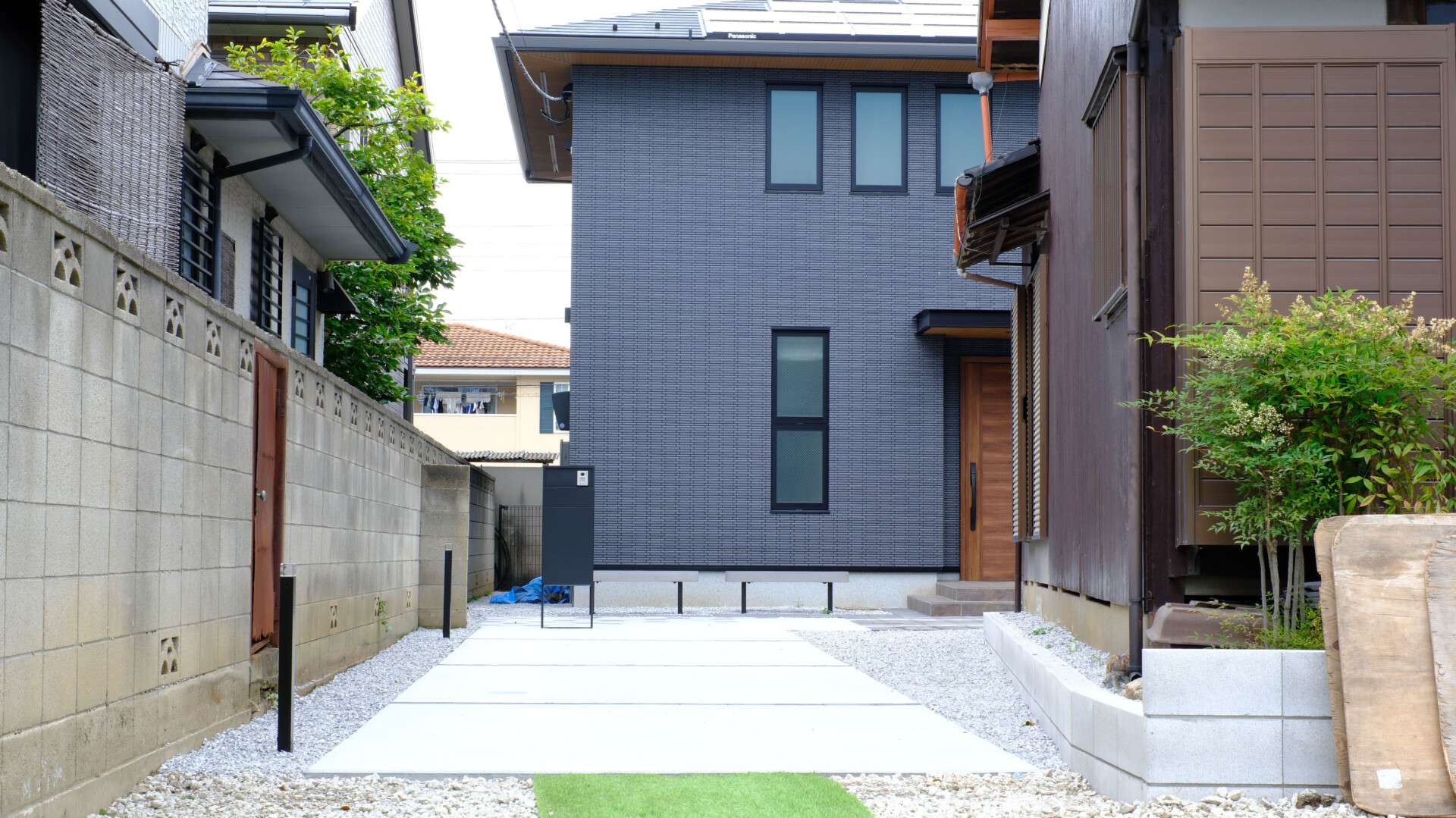 玄関前の透水性舗装と土間コンクリートの区切りデザイン