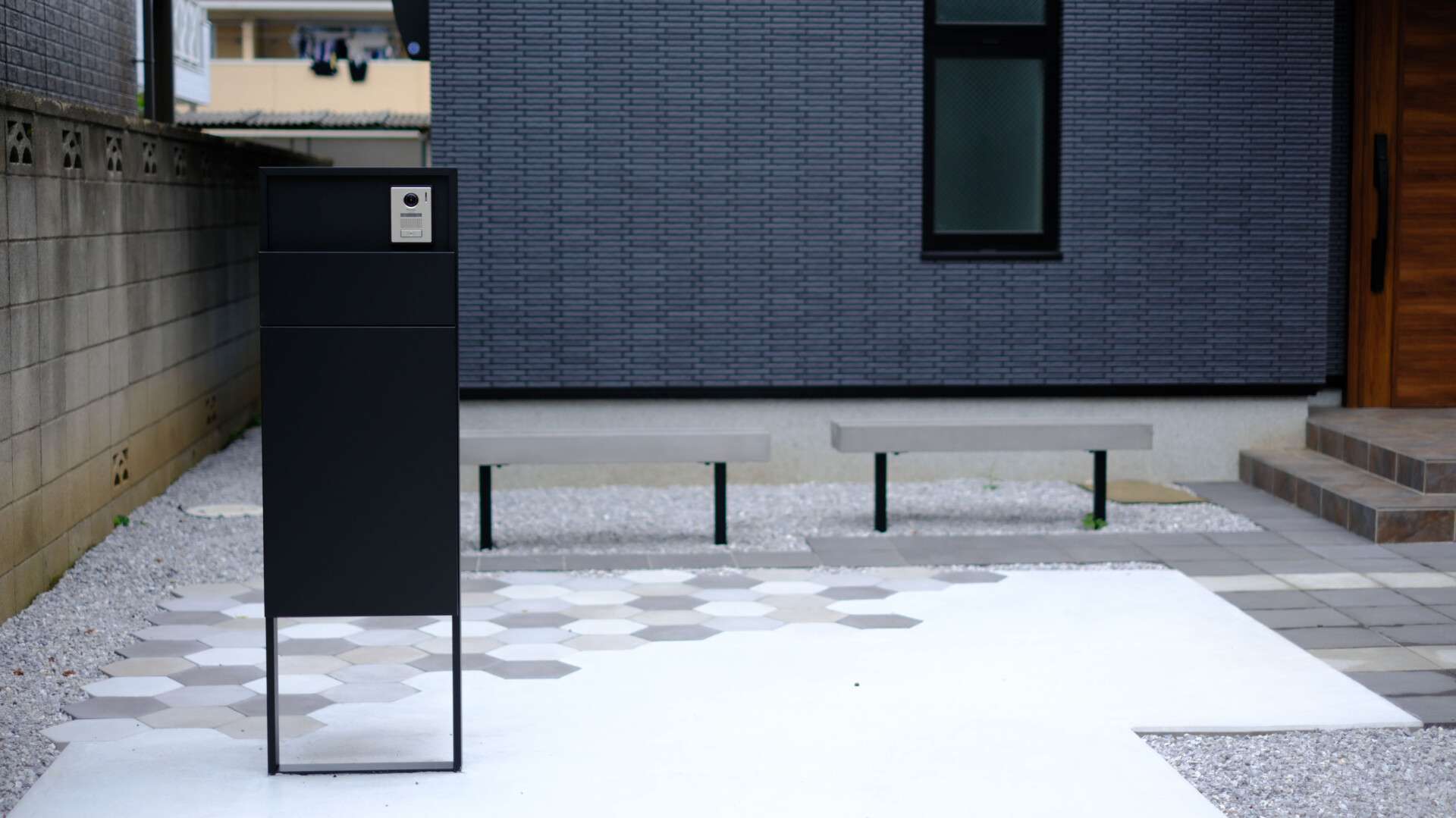 玄関から庭へ続く動線を考慮した舗装デザイン