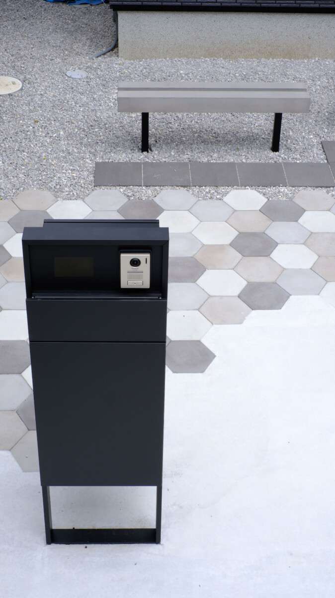 六角形の東洋工業製ニュートペイブ ヘキサー、ビームベンチ、スマート宅配ポストがおしゃれなアプローチ部分