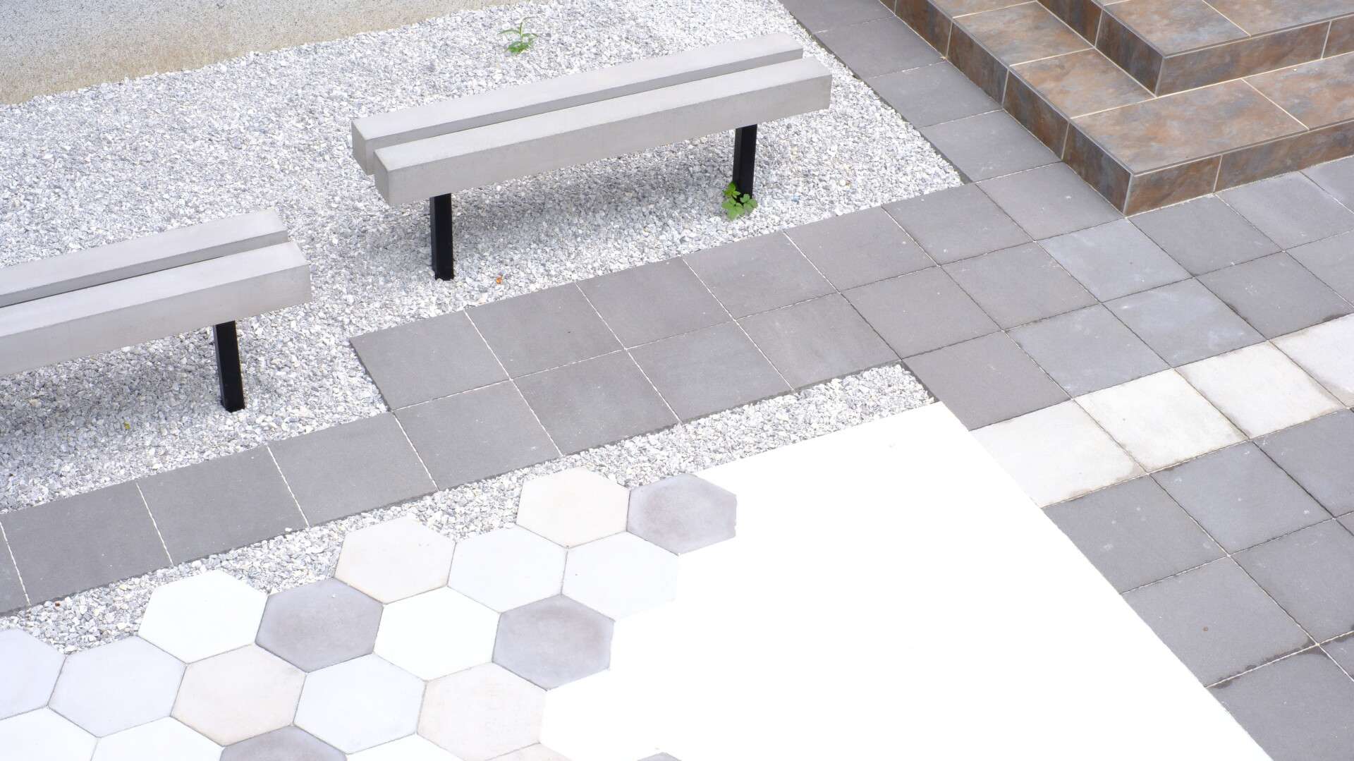 六角形の東洋工業製ニュートペイブ ヘキサーとビームベンチ、透水性インターロッキングがおしゃれなアプローチ部分