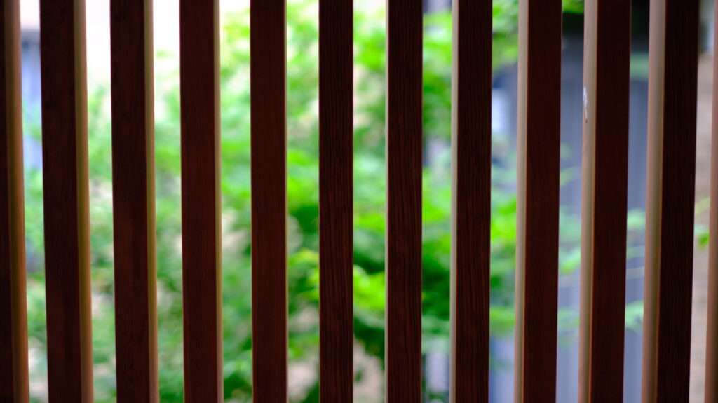 千本格子の近景。天然木調の質感と均一な縦ラインが特徴。