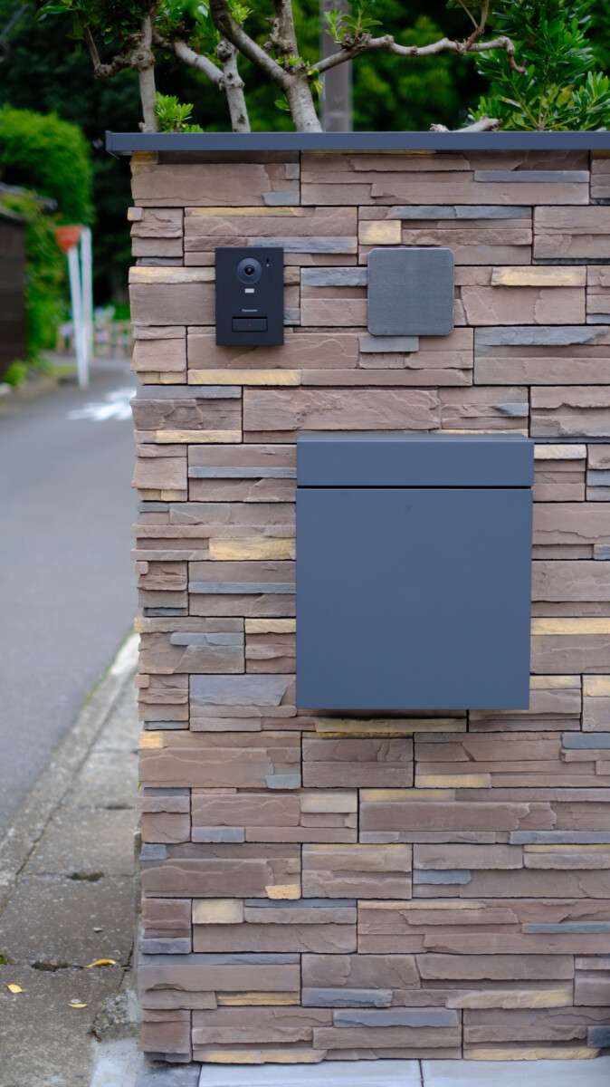 LIXILラグナロック セラスコットの凹凸感が高級感を演出する機能門柱部分。