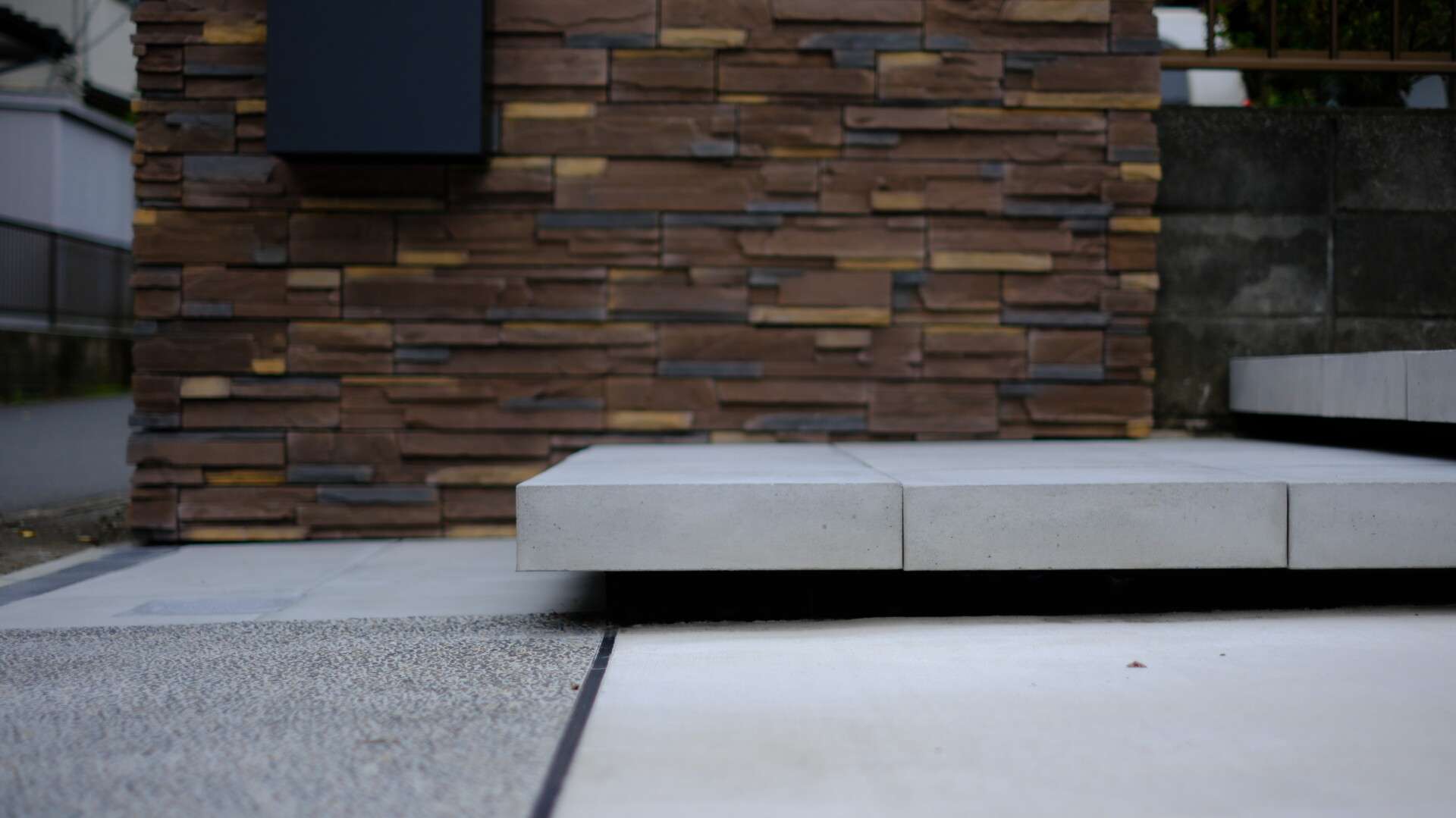 東洋工業ニュートステップを使用した浮き階段アプローチ。広めのステップとブラックのジョリパッド仕上げ。