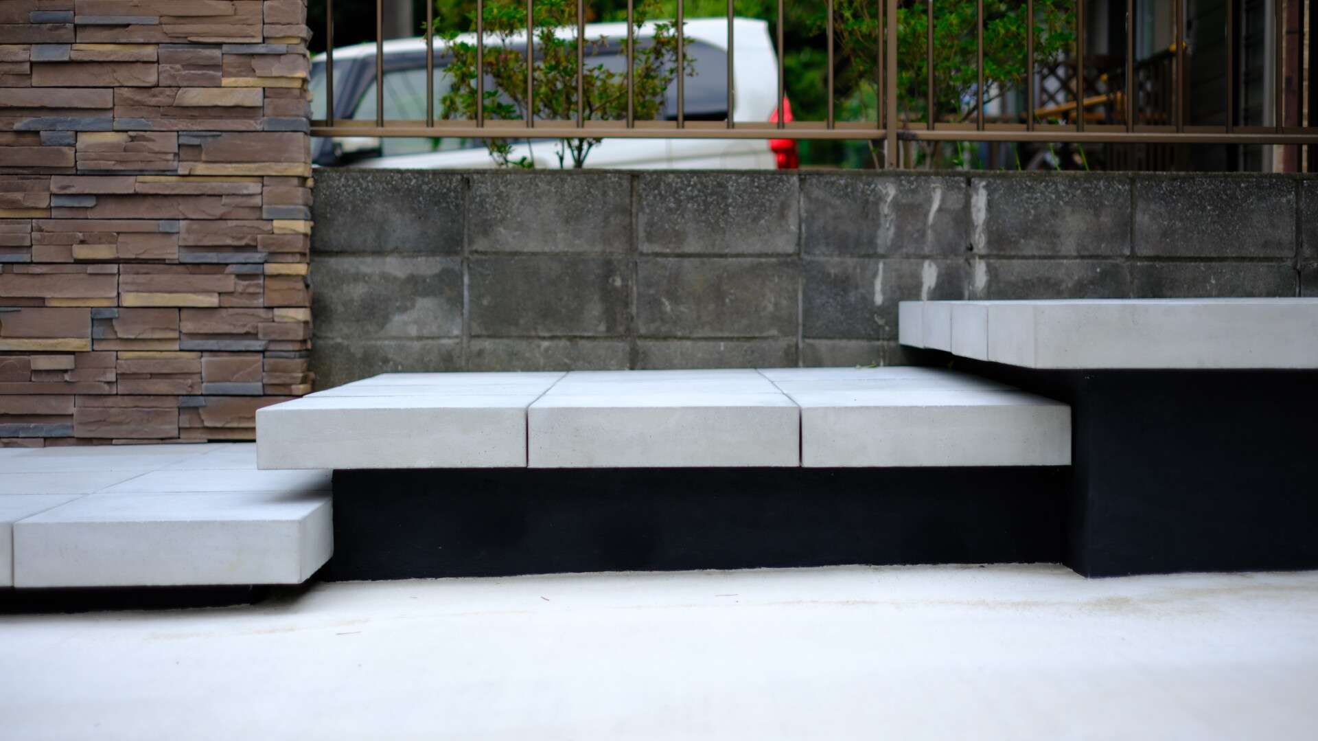 浮き階段の側面。厚みのある平板と基礎部分のブラック仕上げが際立つ。