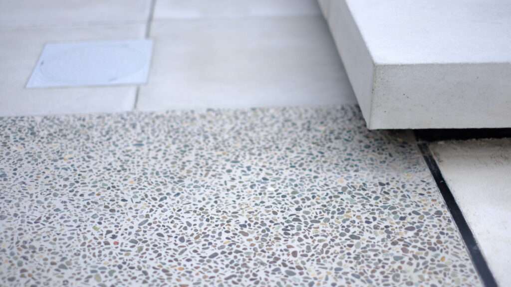 洗い出し仕上げの土間コンクリートとステップの取り合いのデザイン