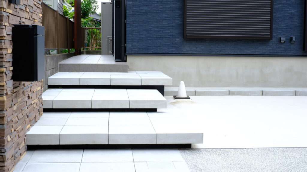 正面から見た浮き階段アプローチ。建物外観と調和したモダンデザイン。