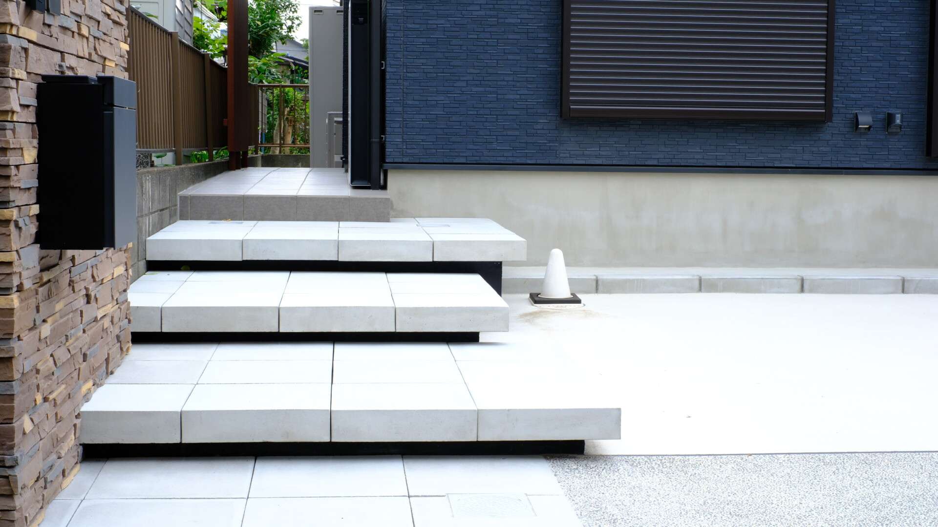 正面から見た浮き階段アプローチ。建物外観と調和したモダンデザイン。