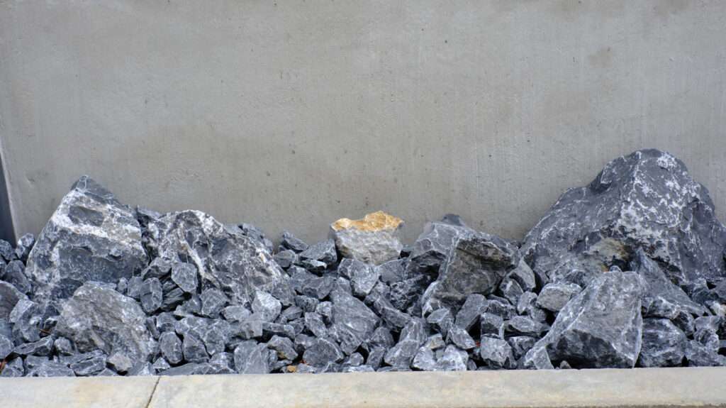 物置前に配置した自然石