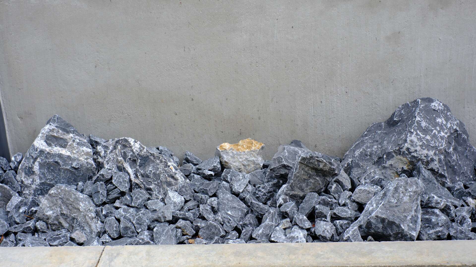 物置前に配置した自然石