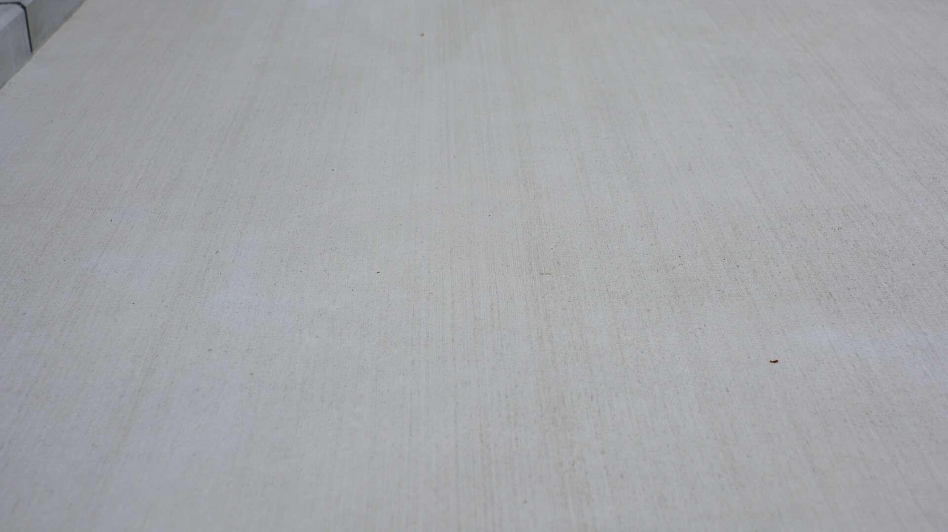 滑り止め効果のある土間コンクリート刷毛引き仕上げ