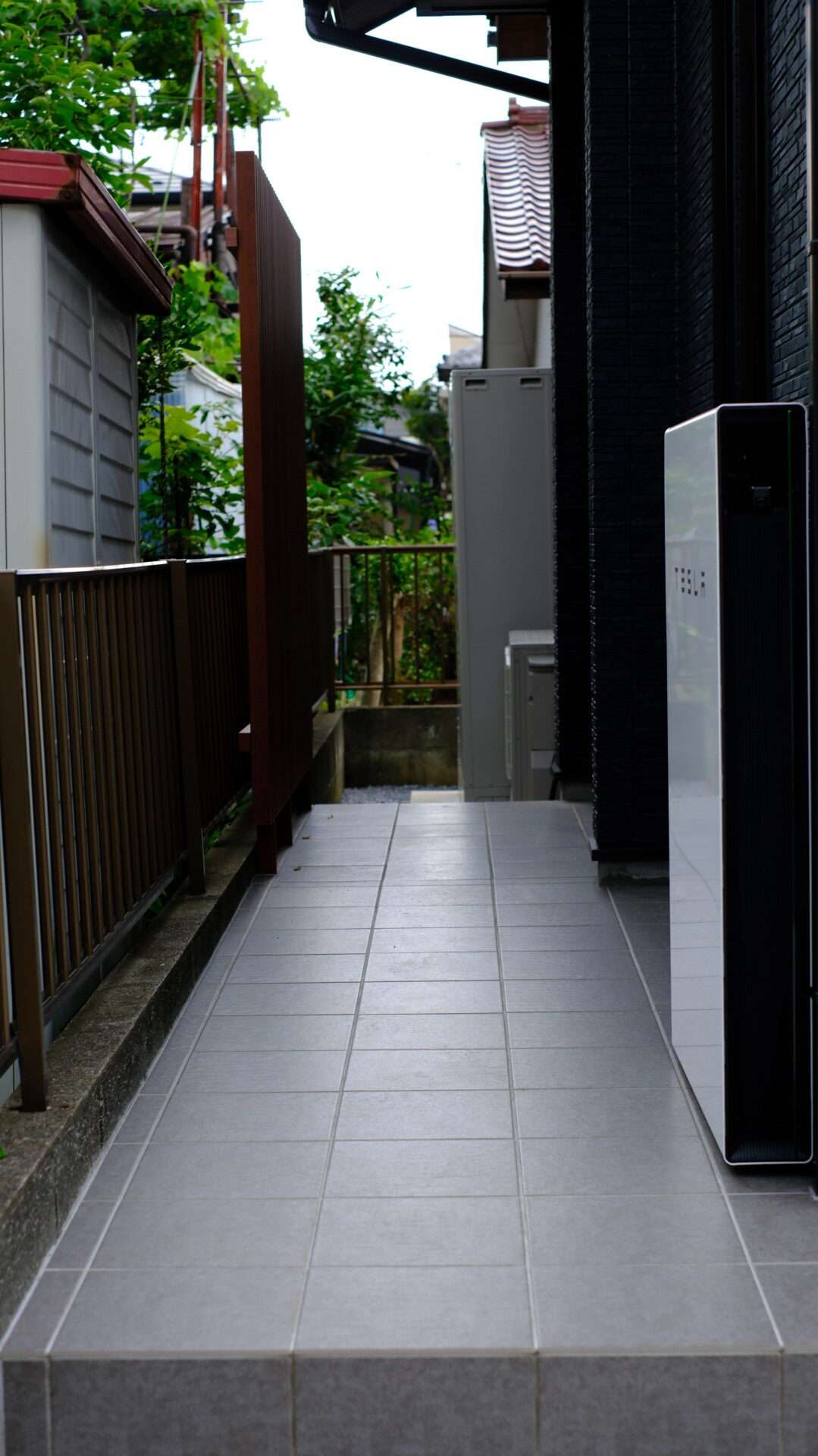 タカショー千本格子の設置例。縦格子が視線をやわらげる。