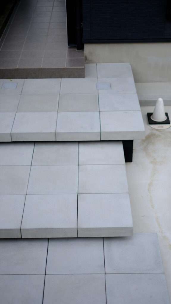 浮き階段のディテール。広い踏み面の質感が分かる近景。