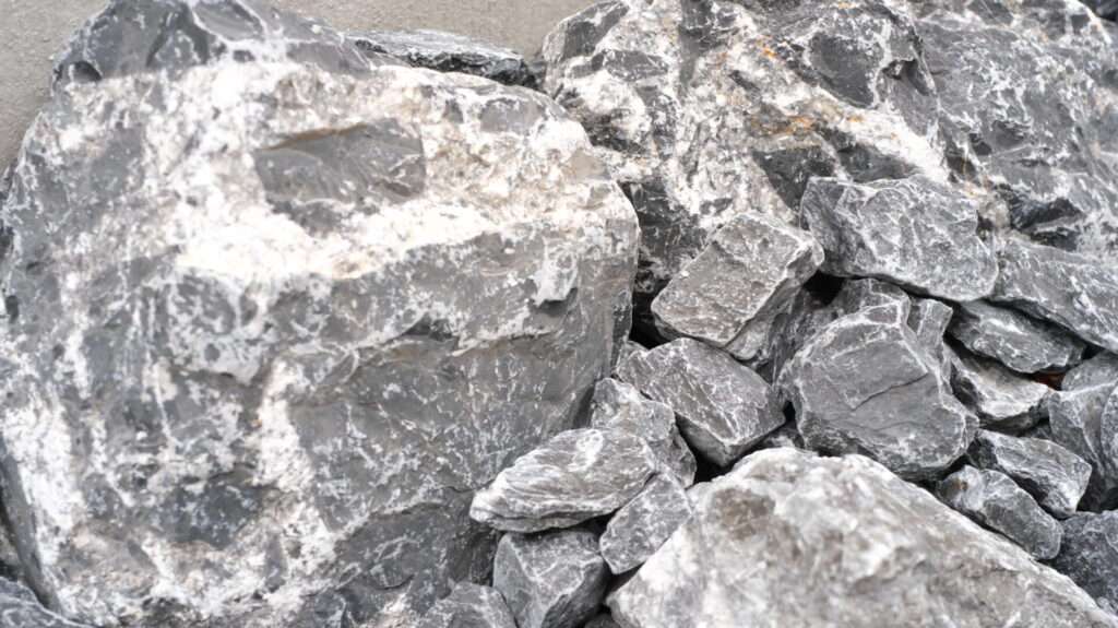 物置前に配置した自然石のアップ