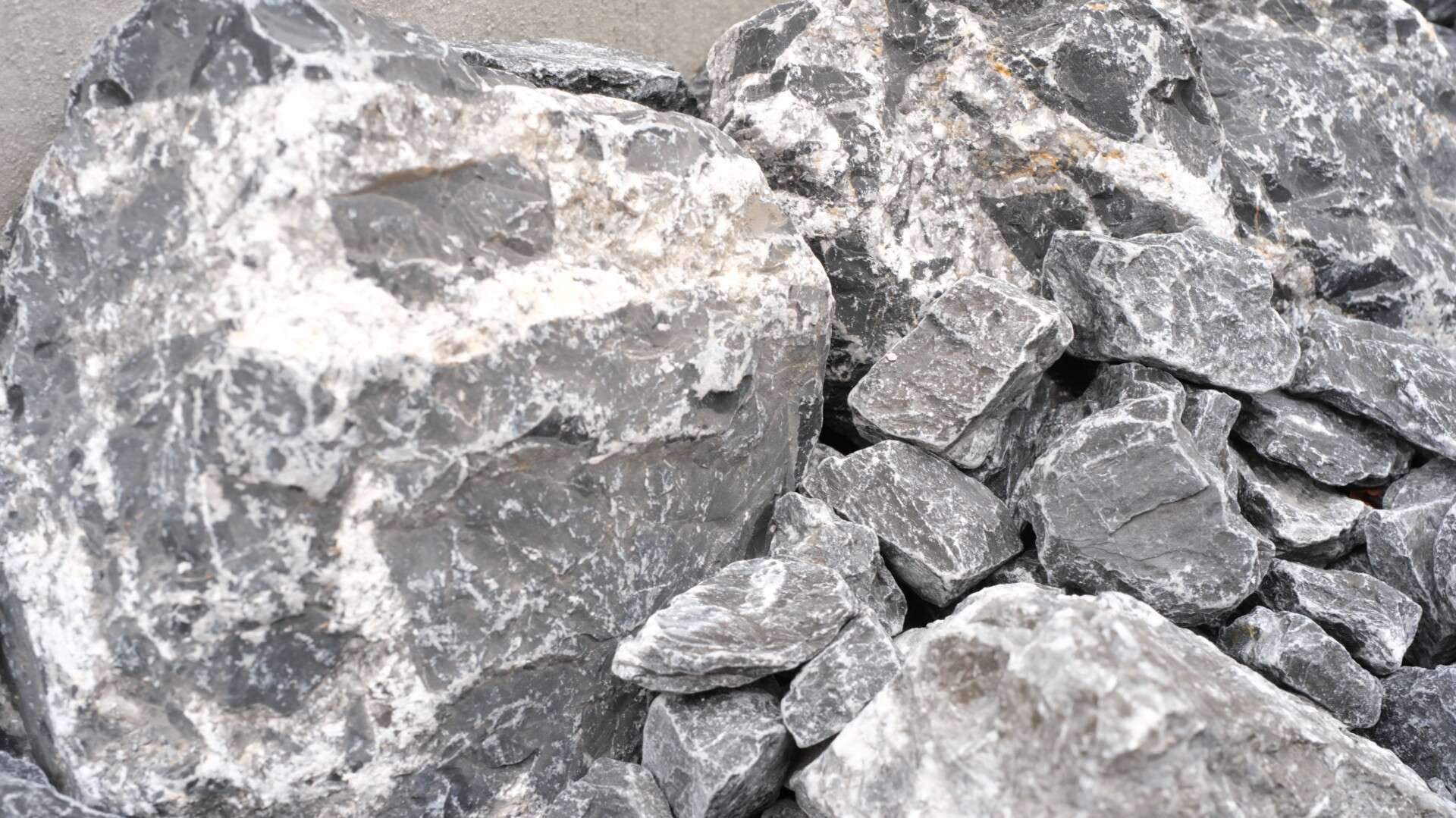 物置前に配置した自然石のアップ