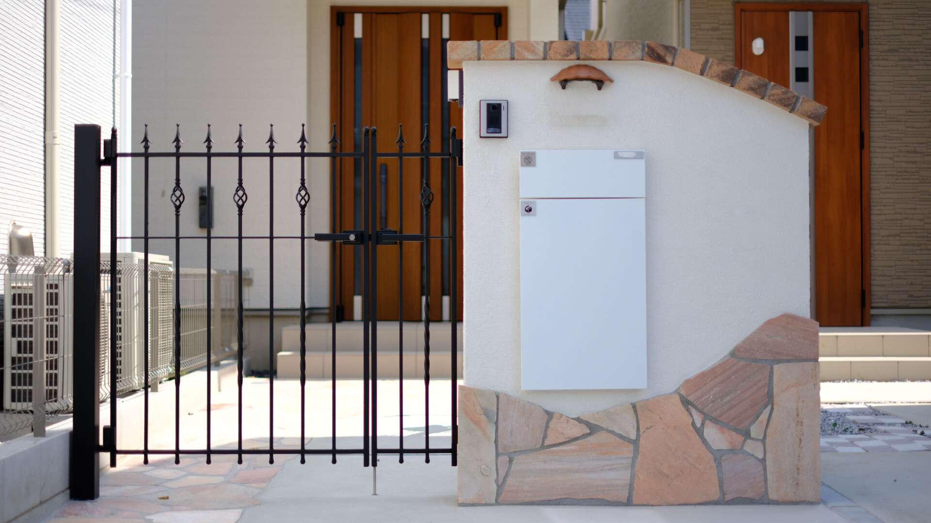 鋳物門扉と自然石を組み合わせた川口市の旗竿地外構