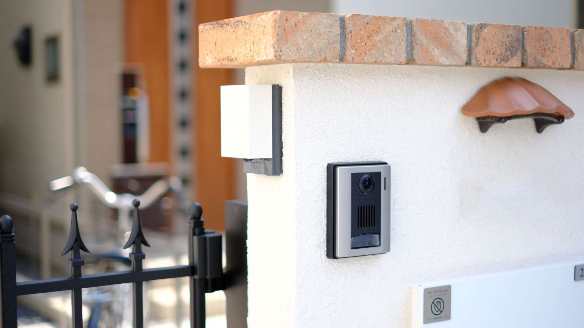 ディーズガーデン製照明と人感センサーを設置した門袖