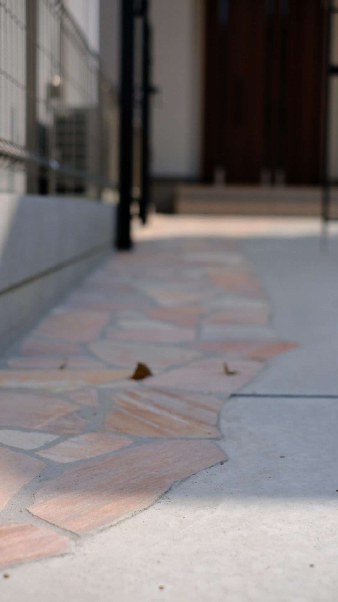 乱形石が門外まで続くリズムあるアプローチ