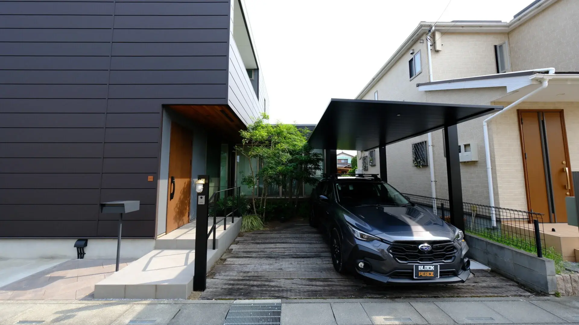 YKKプレーンルーフのカーポートとリンランプ付き機能門柱とポール型ポストを設置した植栽剪定後のすっきりとした外構(春日部市)