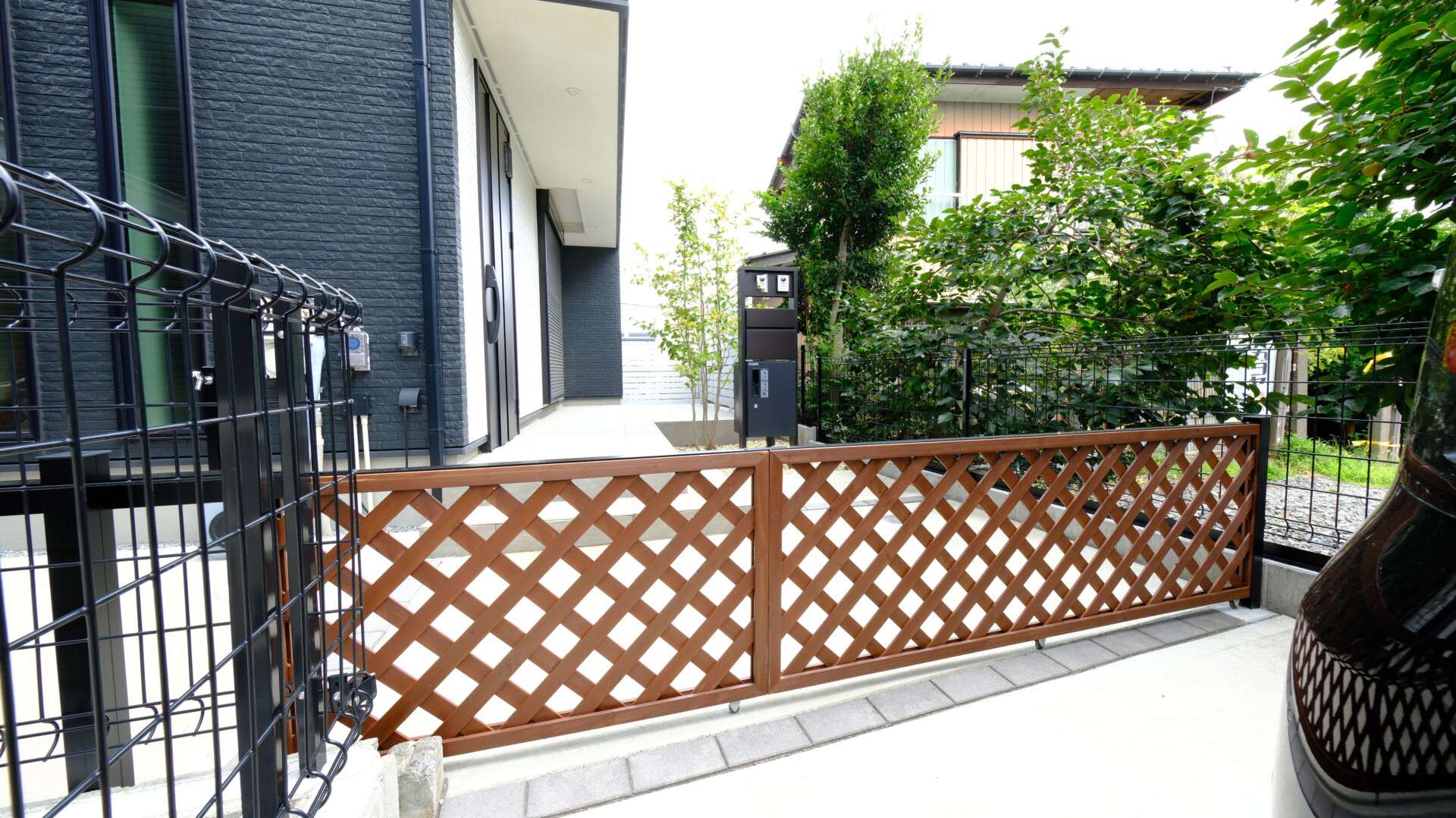 木調のスリットデザインで仕上げた造作ペット用ゲートの完成写真(引き戸仕様)