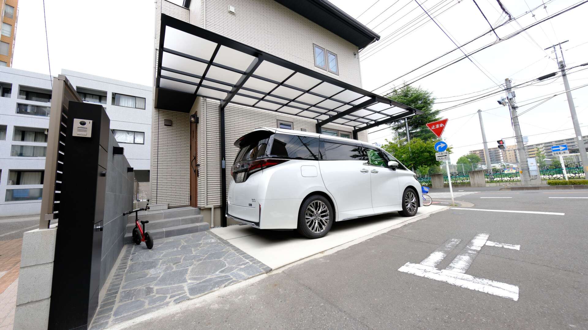 逆勾配カーポートと広々とした駐車スペースの外構全景