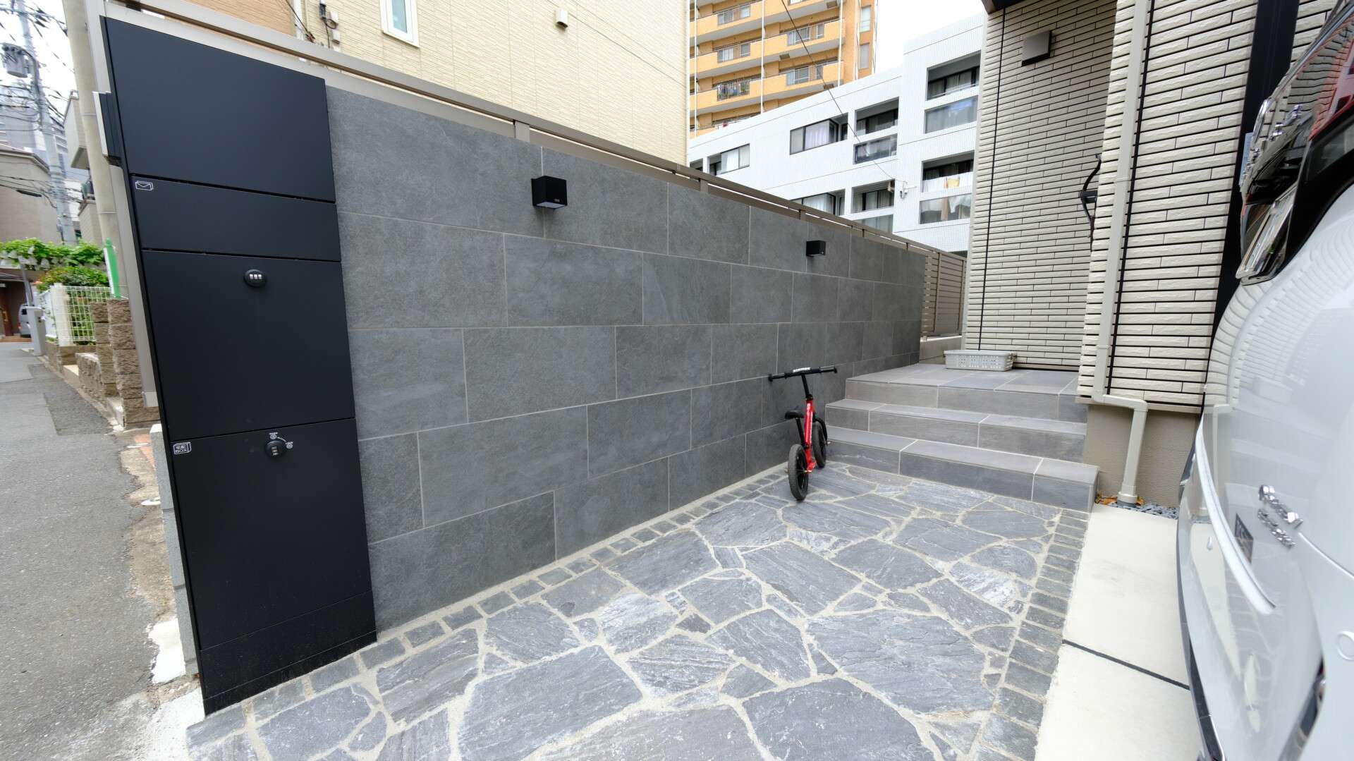 大判タイルを使用した重厚感のある門塀と機能門柱が映える玄関まわり