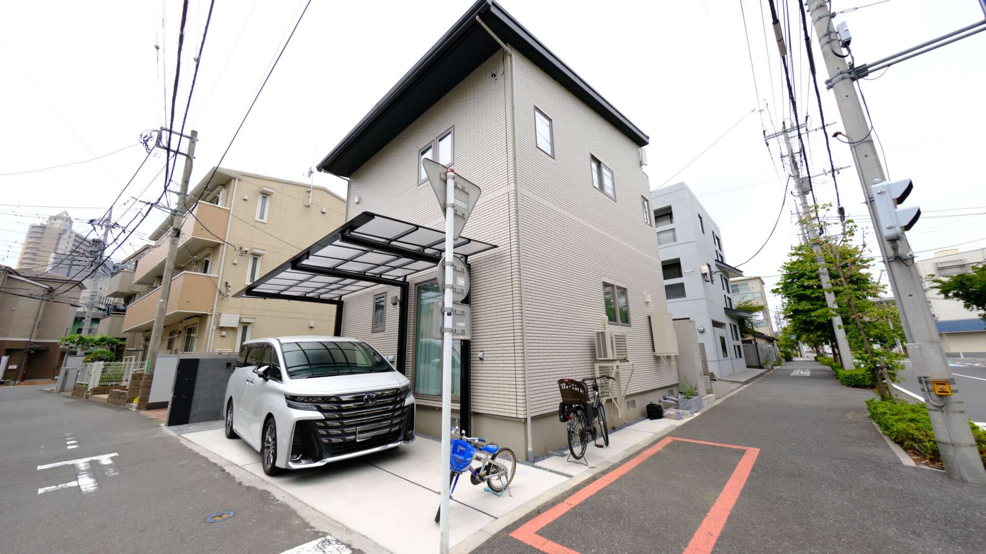 逆勾配カーポートと建物との取り合いが見えるカースペースの様子