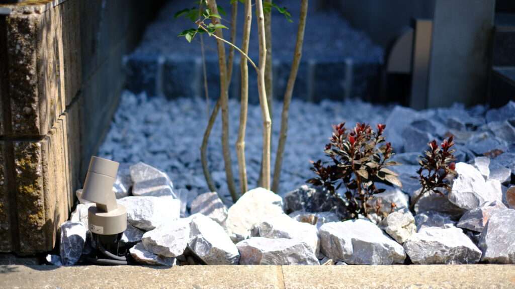 植栽と自然石、白い化粧砂利の組み合わせ