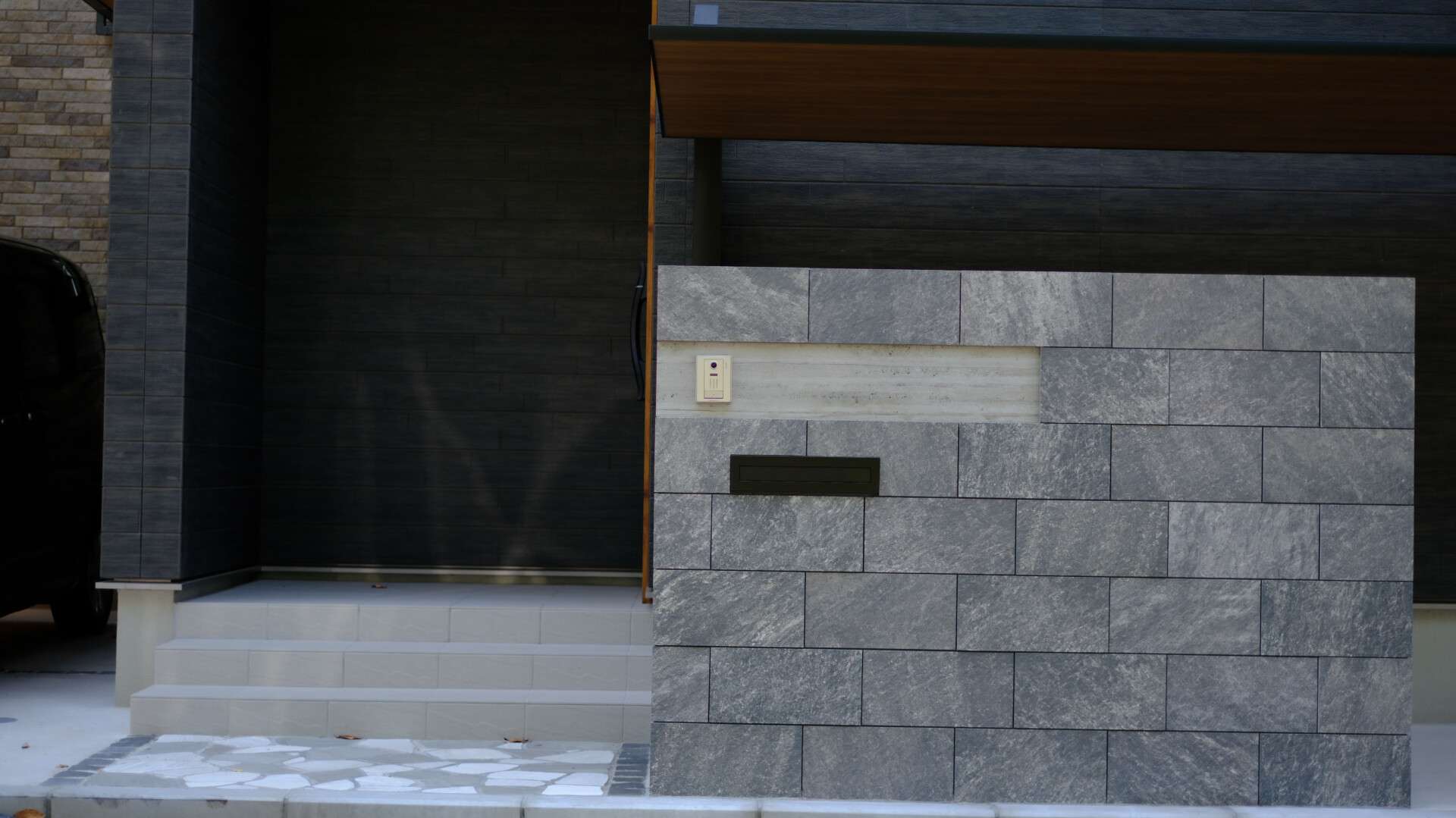 杉板調のRCパネルをあしらった門柱デザイン