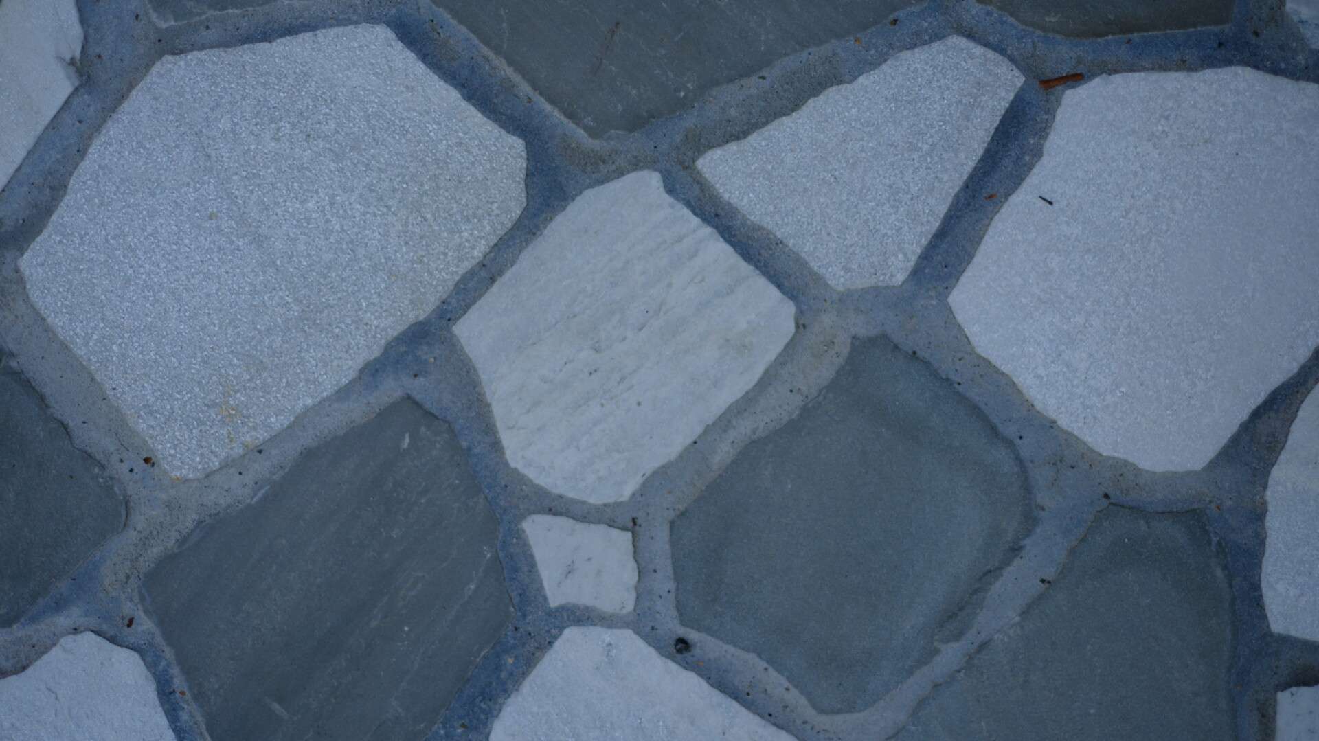 重厚感ある2色使いの自然石アプローチ