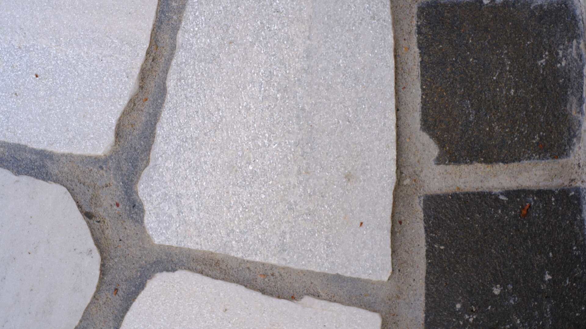 乱形自然石を敷いたアプローチの床面