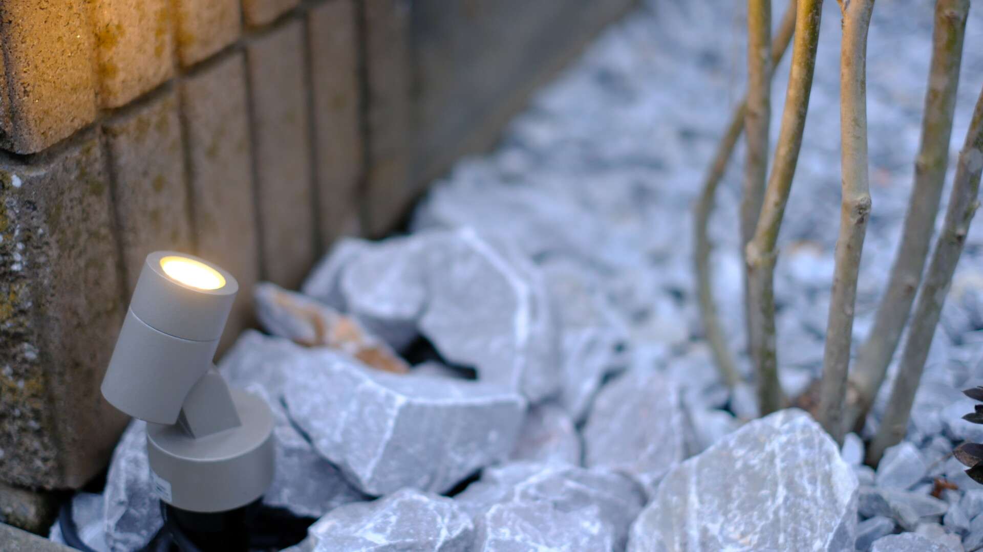 自然石、白い化粧砂利、植栽を照らすスガーデンライト