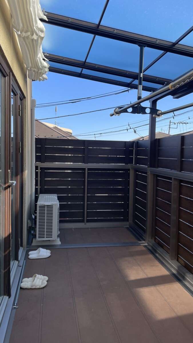 ハイフェンスでプライバシーを確保したバルコニー空間