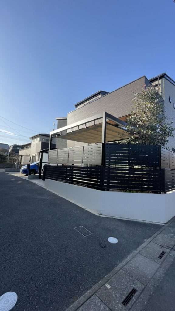 蓮田市でのリフォーム。サイクルポートと目隠しフェンス、オーニングが設置されたおしゃれな全景