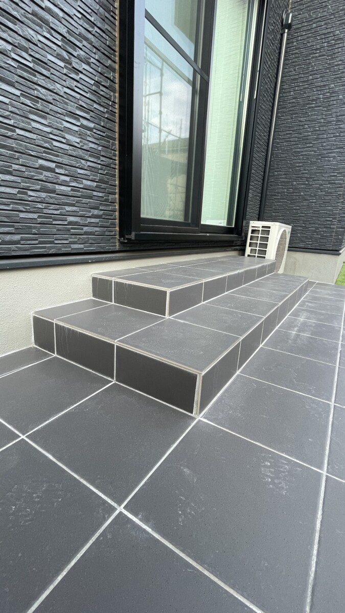 BBQコンロを置いても安心な、耐火性に優れたアイコットリョーワ「マディソン」のタイル表面アップ