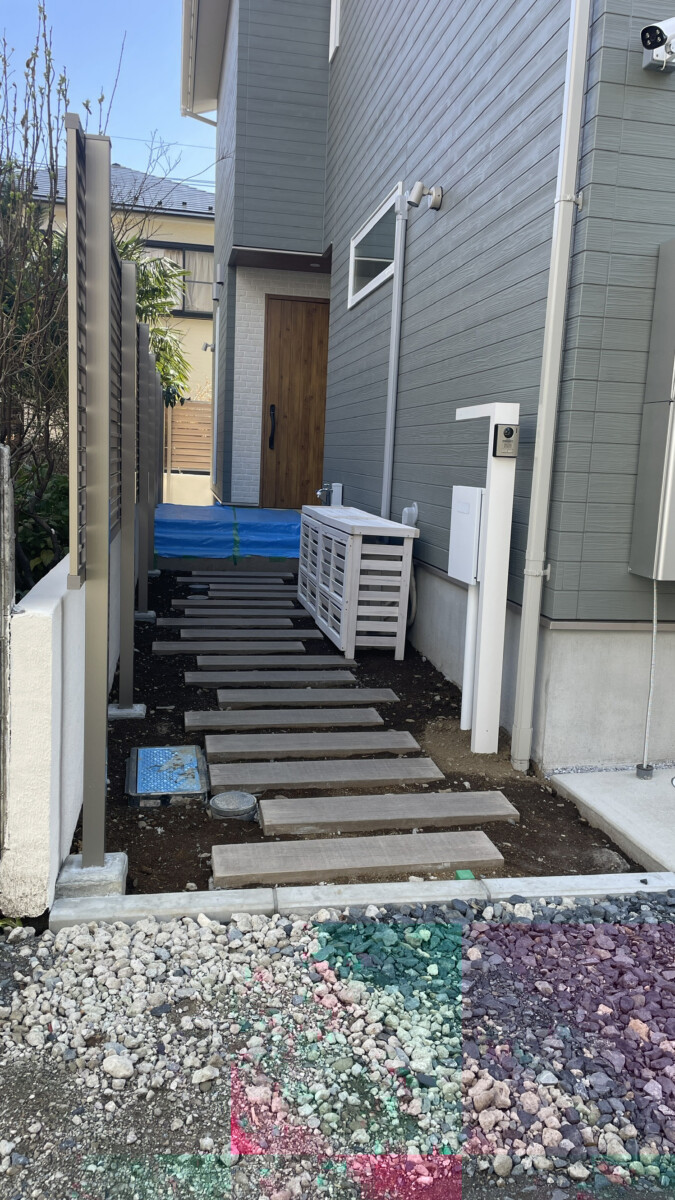 お施主様施工の芝生と相性の良い、枕木調コンクリート平板のアプローチ