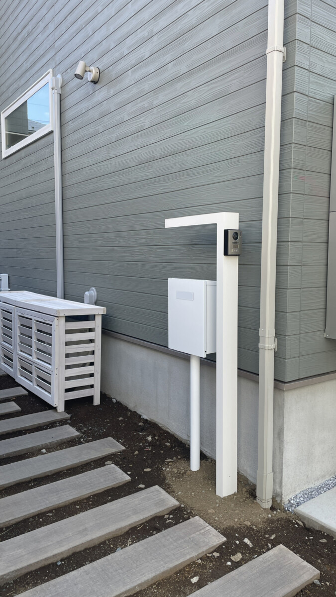 学童側の入り口に設置した、標識のようなL字型の白い機能門柱