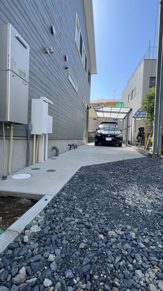 自宅側の通路に設置された、スリムな機能門柱と土間コンクリート