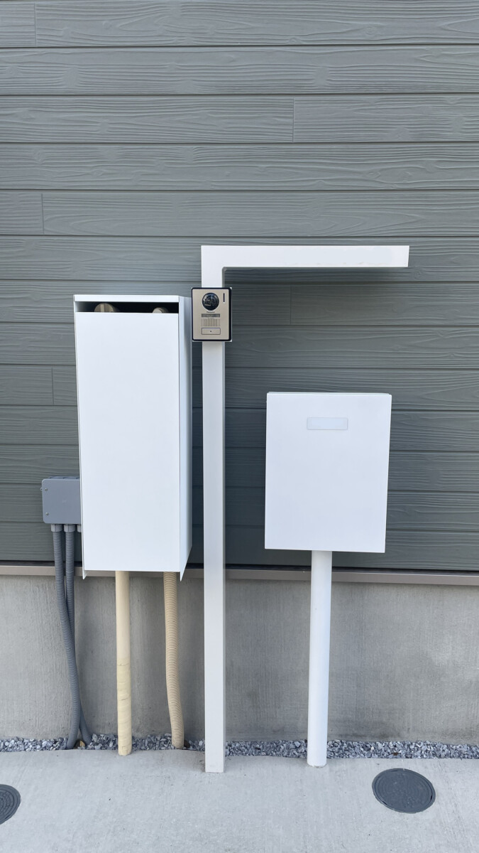 自宅側の入り口に設置した、標識のようなL字型の白い機能門柱