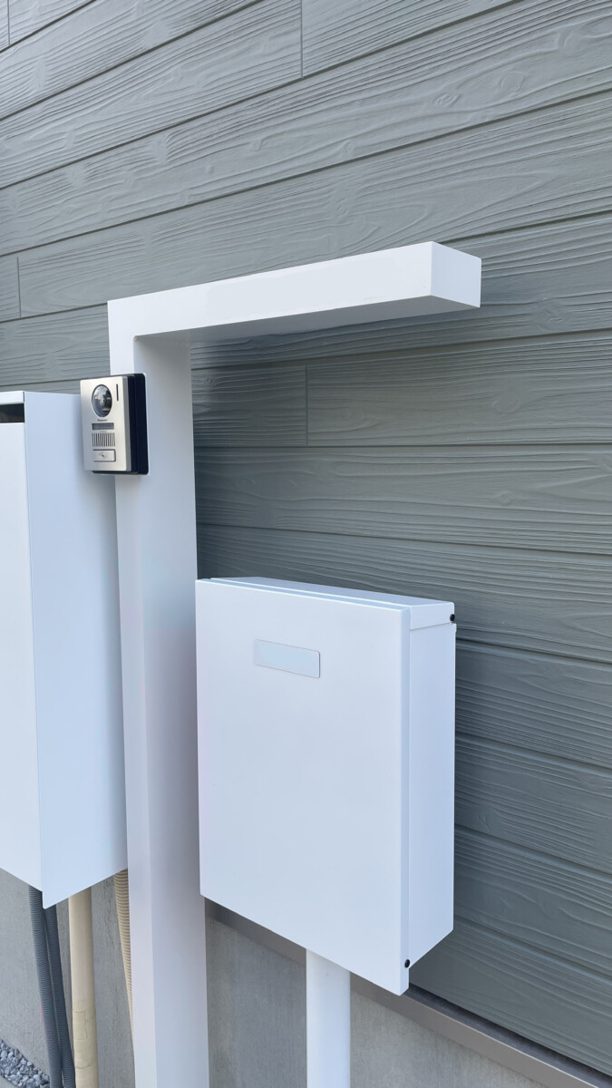 自宅側の入り口に設置した、L字型の白い機能門柱