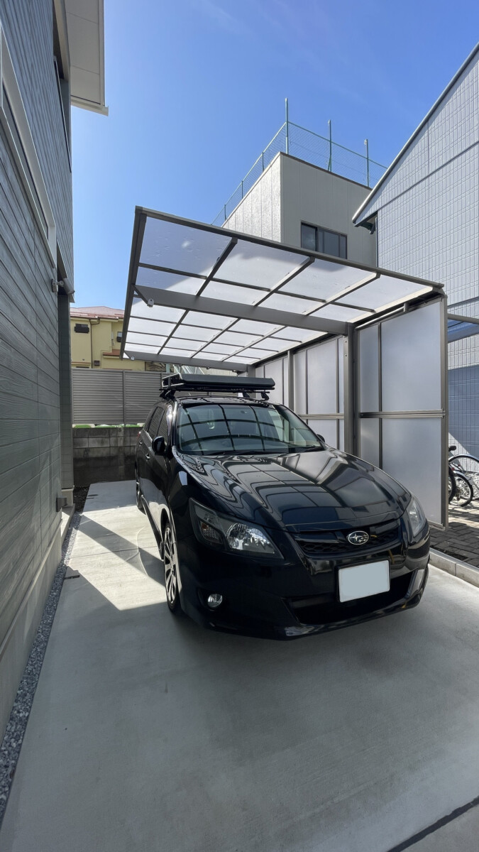 台風や雪対策のサポート柱とサイドパネルを備えた実用的なカーポート