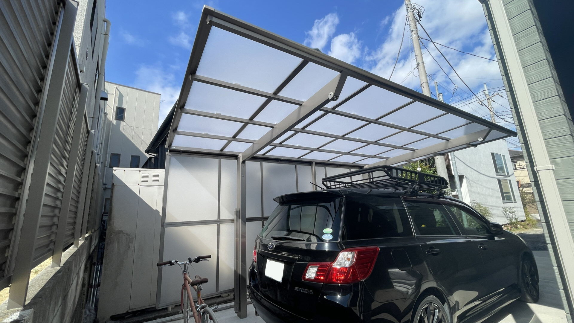 リビングの目隠しも兼ねたカーポートのサイドパネルと駐車スペース