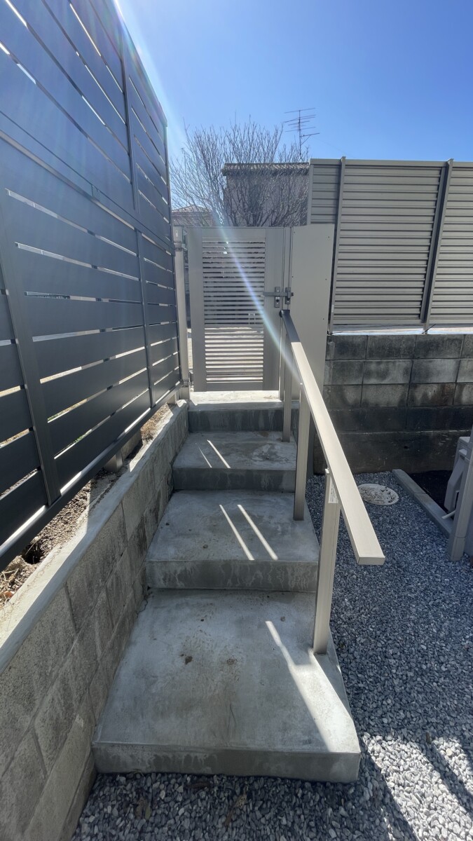 幼稚園への通用口に新設された、安全な手すり付きの階段と門扉