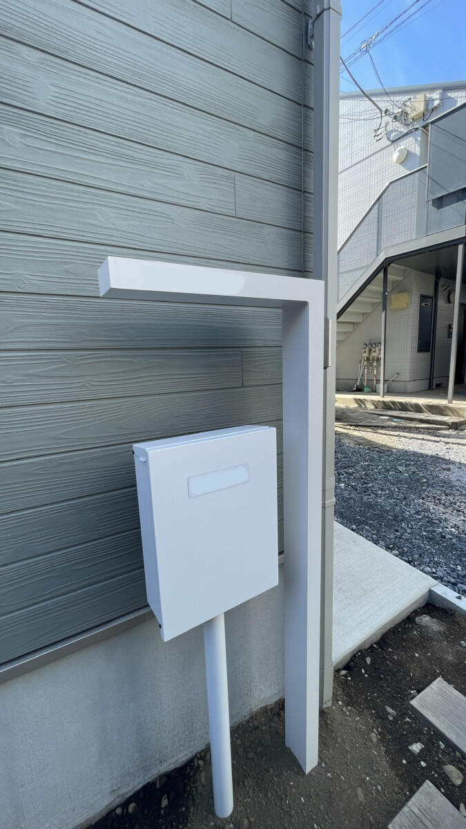 学童側の入り口に設置した、L字型の白い機能門柱