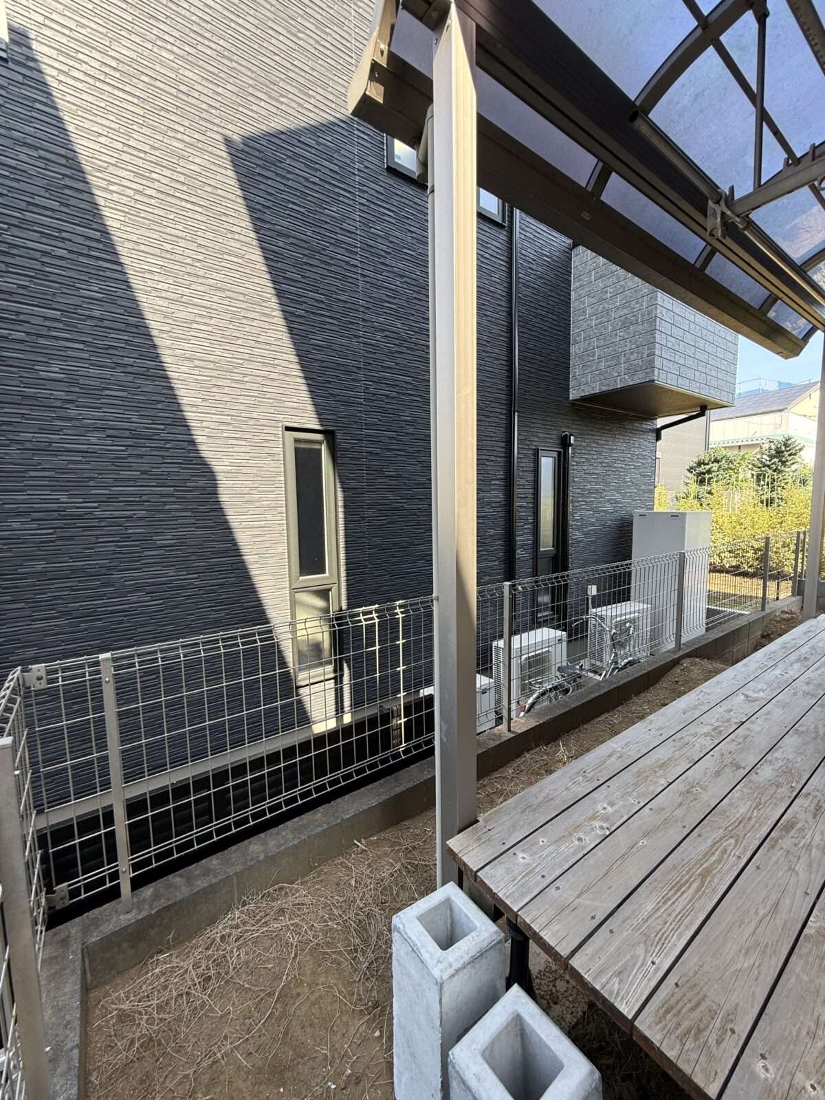 隣地からの視線が気になる施工前のお庭の様子