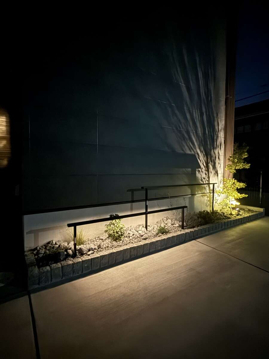 光と影が際立つロックガーデンとナイトシーンの外構