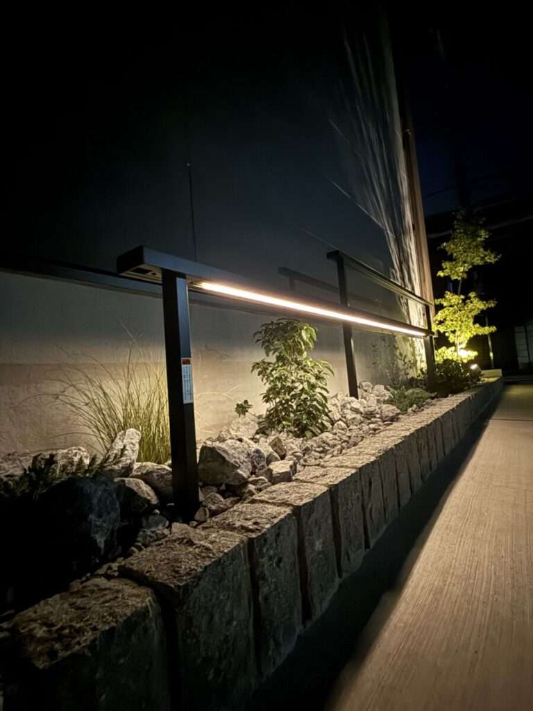 夜の花壇のアップ