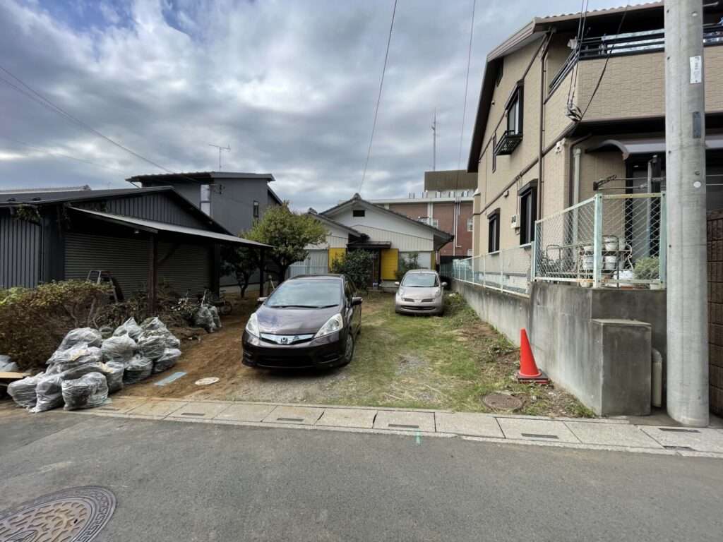施工前の玄関アプローチ。傾斜のある土のままの状態
