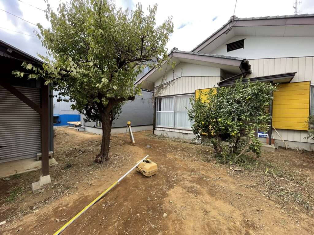 施工前のかぎ型の通路。段差が目立つ敷地の様子