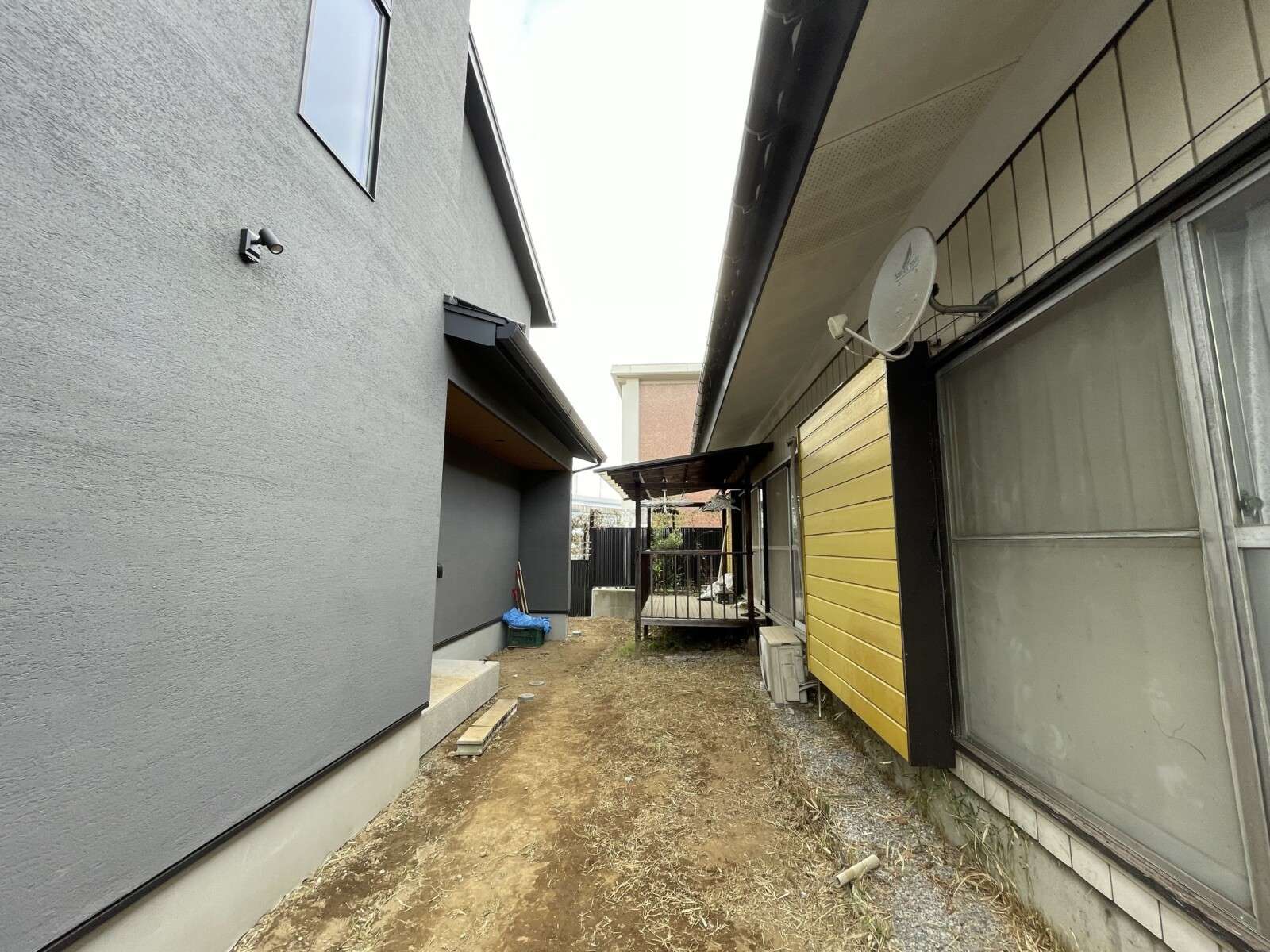 未舗装で歩きづらかった長いアプローチの施工前写真