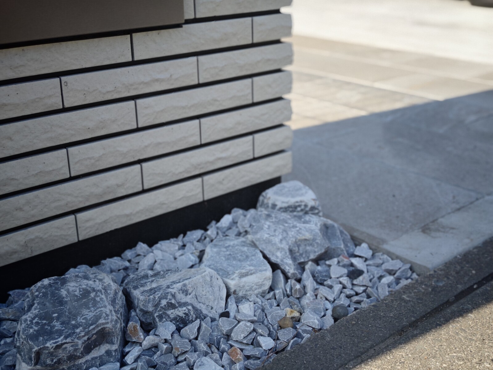 自然石をアクセントに配置した、一条工務店オリジナル門柱周りの足元デザイン